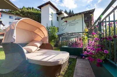 Ein Garten an der Unterkunft Panoramahotel Gürtl