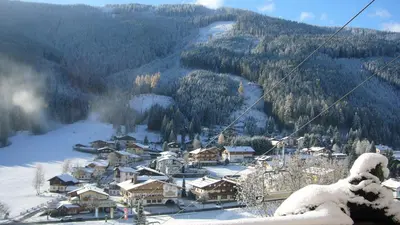 Haus Dorfblick im Winter
