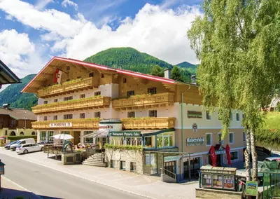 Ein allgemeiner Bergblick oder ein Berglick von des Aparthotels aus