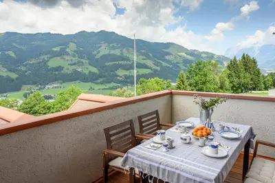 Ein allgemeiner Bergblick oder ein Berglick von der Ferienwohnung aus