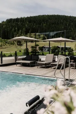Der Swimmingpool an oder in der Nähe von Hotel Neubergerhof