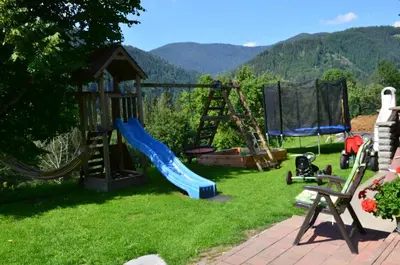 Ein allgemeiner Bergblick oder ein Berglick von des Bauernhofs aus
