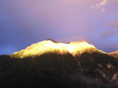 Ein allgemeiner Bergblick oder ein Berglick von der Pension aus