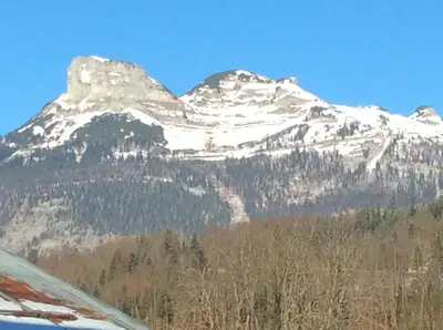 Ein allgemeiner Bergblick oder ein Berglick von der Ferienwohnung aus