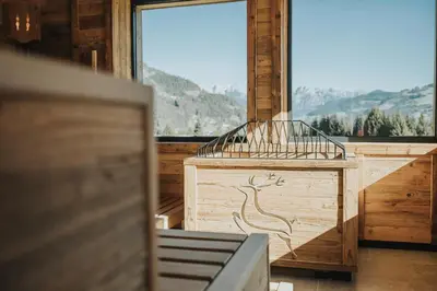 Ein allgemeiner Bergblick oder ein Berglick von des Aparthotels aus