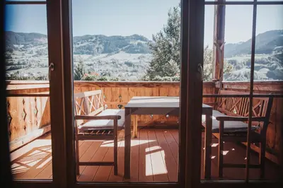 Ein allgemeiner Bergblick oder ein Berglick von des Aparthotels aus