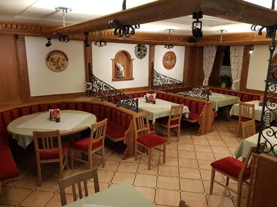 Ein Restaurant oder anderes Speiselokal in der Unterkunft Gasthof - Restaurant Löcker