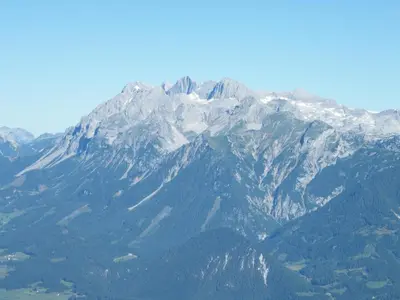 Ein allgemeiner Bergblick oder ein Berglick von des Bauernhofs aus