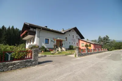 Das Gebäude in dem sich die Ferienwohnung befindet