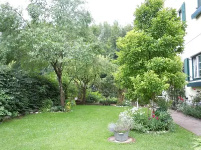 Ein Garten an der Unterkunft Appartementhaus Dargham