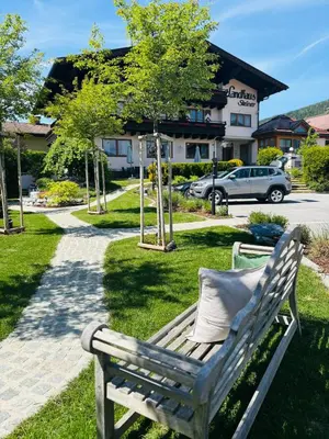 Ein Garten an der Unterkunft Landhaus Steiner