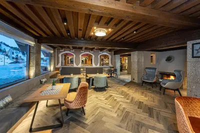 Ein Sitzbereich in der Unterkunft Hotel Alpina