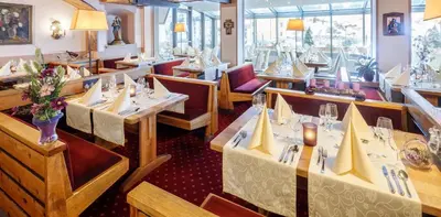 Ein Restaurant oder anderes Speiselokal in der Unterkunft Hotel Alpina