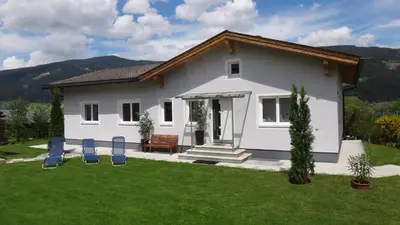 Ein allgemeiner Bergblick oder ein Berglick von des Ferienhauses aus