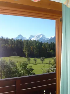 Ein allgemeiner Bergblick oder ein Berglick von des Bauernhofs aus