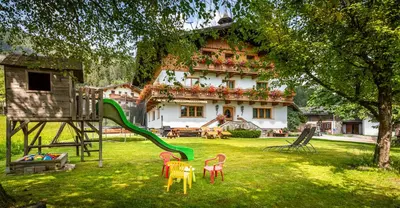 Ein Garten an der Unterkunft Schartlhof