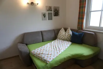 Ein Sitzbereich in der Unterkunft Ferienwohnung Hausleitner