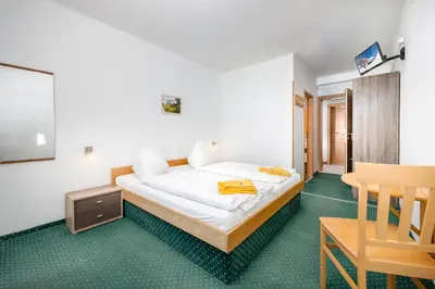 Ein Bett oder Betten in einem Zimmer der Unterkunft Hotel Tauplitzalm