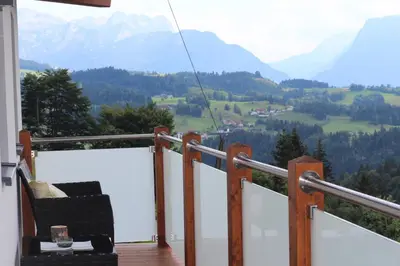 Ein allgemeiner Bergblick oder ein Berglick von der Ferienwohnung aus