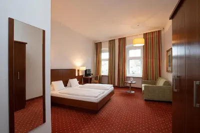 Ein Bett oder Betten in einem Zimmer der Unterkunft Keramikhotel Goldener Brunnen