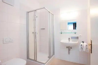 Ein Badezimmer in der Unterkunft Keramikhotel Goldener Brunnen