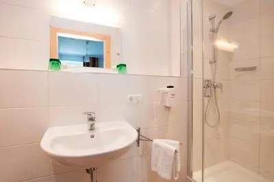 Ein Badezimmer in der Unterkunft Keramikhotel Goldener Brunnen