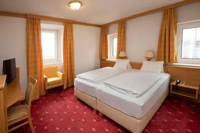 Ein Bett oder Betten in einem Zimmer der Unterkunft Keramikhotel Goldener Brunnen