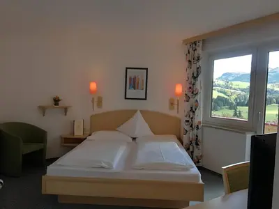 Ein Bett oder Betten in einem Zimmer der Unterkunft Hotel Pension Sonnenuhr