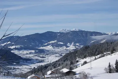 Ein allgemeiner Bergblick oder ein Berglick von des Ferienhauses aus