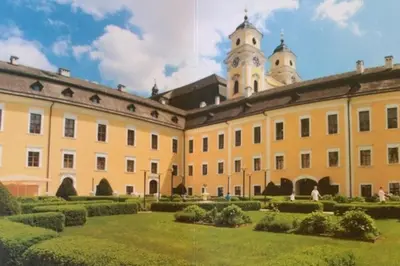 Ein Garten an der Unterkunft Wohnung Schloss Mondsee