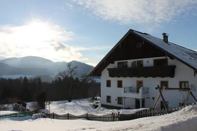 Ein allgemeiner Bergblick oder ein Berglick von des Bauernhofs aus