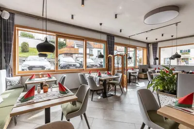 Ein Restaurant oder anderes Speiselokal in der Unterkunft Hotel Post by keyone