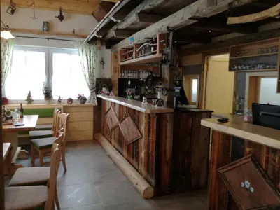 Ein Restaurant oder anderes Speiselokal in der Unterkunft Stoffis Hütten