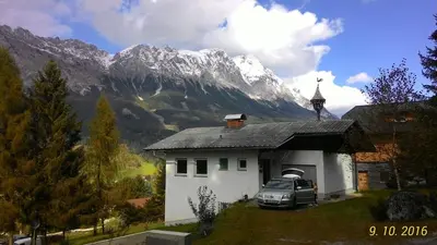 Ein allgemeiner Bergblick oder ein Berglick von des Ferienhauses aus