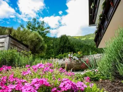 Ein Garten an der Unterkunft Apartment Hochjoch by Interhome