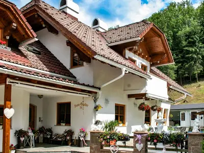 Das Gebäude in dem sich die Ferienwohnung befindet
