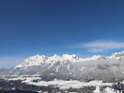 Ein allgemeiner Bergblick oder ein Berglick von der Ferienwohnung aus