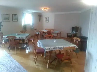 Ein Sitzbereich in der Unterkunft Attersee Gartenvilla