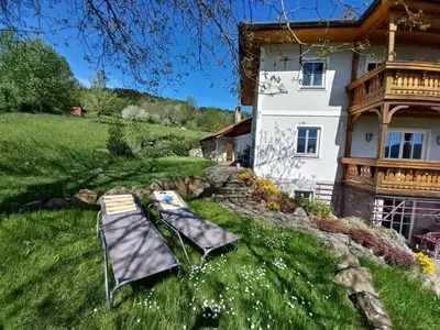 Ein Garten an der Unterkunft Attersee Gartenvilla