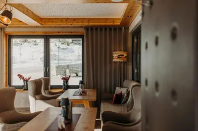 Ein Sitzbereich in der Unterkunft Hotel Waldfrieden