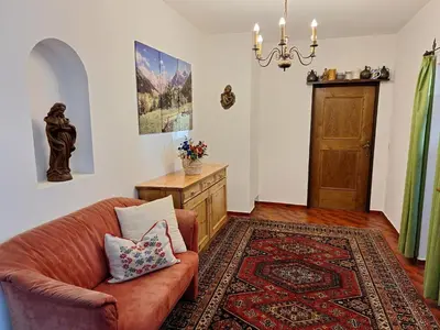 Ein Sitzbereich in der Unterkunft Ferienhaus Bernadette