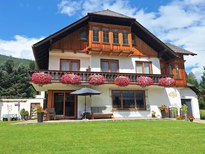 Das Gebäude in dem sich das Ferienhaus befindet