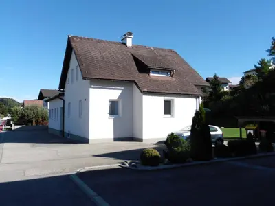 Das Gebäude in dem sich die Ferienwohnung befindet
