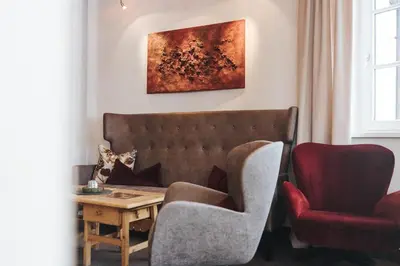 Ein Sitzbereich in der Unterkunft Superior Hotel Schneider Ski-in & Ski-out