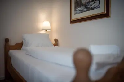 Ein Bett oder Betten in einem Zimmer der Unterkunft Die feine Herberge