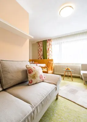 Ein Sitzbereich in der Unterkunft Chalet Ferienhaus Hubertus