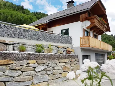 Das Gebäude in dem sich das Ferienhaus befindet