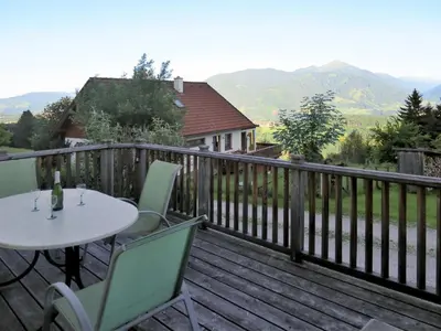Ein allgemeiner Bergblick oder ein Berglick von des Ferienhauses aus