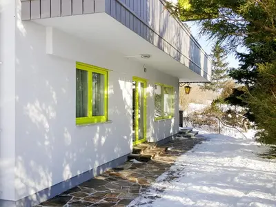 Das Gebäude in dem sich das Ferienhaus befindet