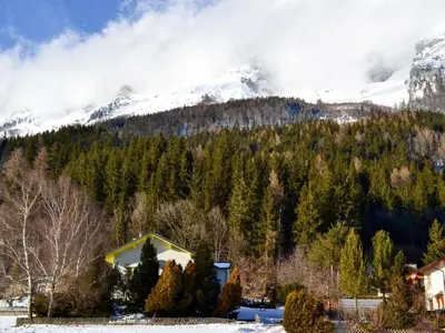 Ein allgemeiner Bergblick oder ein Berglick von des Ferienhauses aus